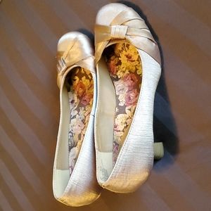 Ladies Jellypop heels, size 9, gold fabric, low heel